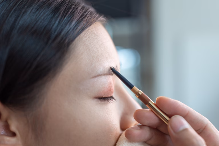 台北飄眉新手攻略：操作技術比較、施作流程與恢復期一次看懂/圖來源：https://www.freepik.com/free-photo/eyebrow_5216189.htm#fromView=search&page=1&position=3&uuid=52cabd0e-4695-48e9-a72d-98e230bfbe7a&query=%E9%A3%84%E7%9C%89