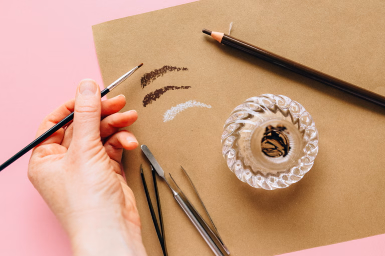 2026 眉筆推薦怎麼選？ 15 款實測評比，新手也能畫出乾淨立體眉型/圖來源：攝影師：Nataliya Vaitkevich: https://www.pexels.com/zh-tw/photo/8558530/